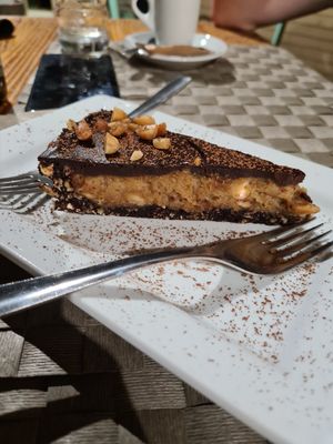 Snickers dessert at Mundo Vegan - Vegan World in Funchal