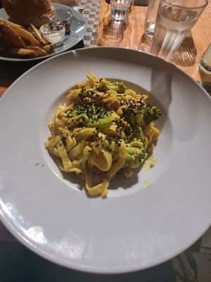 Broccoli and chickpea pasta at Mundo Vegan - Vegan World in Funchal