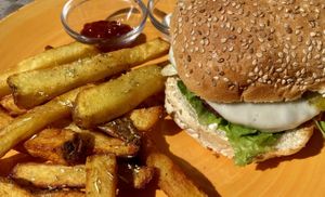 Umami burger with fries  at Mundo Vegan - Vegan World in Funchal