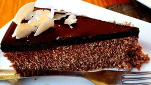 Bounty-Cake at Mundo Vegan - Vegan World in Funchal