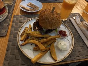 Hambúrguer Be Kind 😊 at Mundo Vegan - Vegan World in Funchal