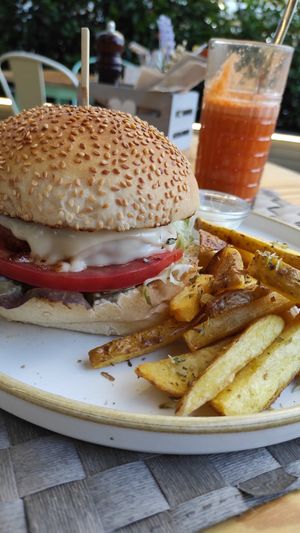 Burger with caramelized onions at Mundo Vegan - Vegan World in Funchal