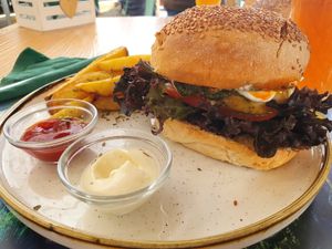 Chilly BBQ Birger with fries at Mundo Vegan - Vegan World in Funchal