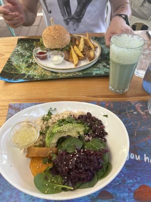 Be kind burger, green affair smoothie, protein bowl  at Mundo Vegan - Vegan World in Funchal