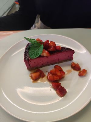 Red fruit cheesecake at Mundo Vegan - Vegan World in Funchal