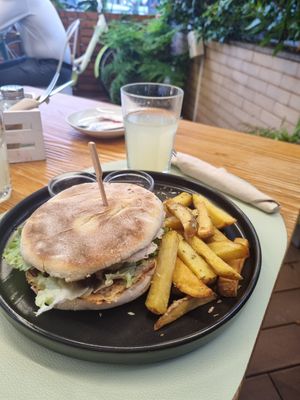 Lentil Burger at Mundo Vegan - Vegan World in Funchal