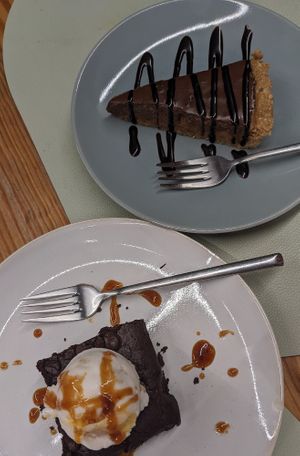 Tarte Snickers, brownie at Mundo Vegan - Vegan World in Funchal