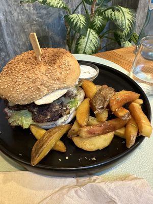 Burger  at Mundo Vegan - Vegan World in Funchal