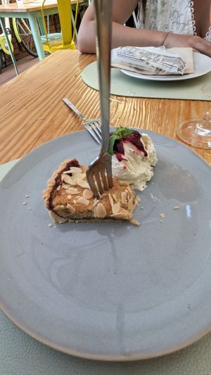 Raspberry and almond tart at Mundo Vegan - Vegan World in Funchal