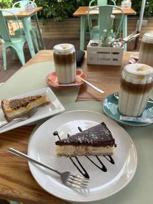 Passion fruit cheesecake, Bounty cake, iced café latte  at Mundo Vegan - Vegan World in Funchal