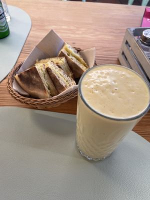 Bolo do caco, Sunflower smoothie  at Mundo Vegan - Vegan World in Funchal