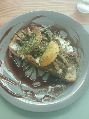 Bruschetta with Ricotta, mushrooms and grilled peach at Mundo Vegan - Vegan World in Funchal