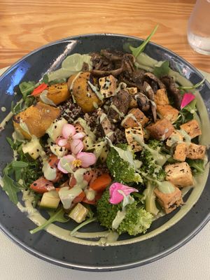 Bowl mit Spirulina-Avocado-Sauce  at Mundo Vegan - Vegan World in Funchal