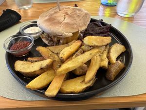 Beyond Meat Burger mit Pommes  at Mundo Vegan - Vegan World in Funchal