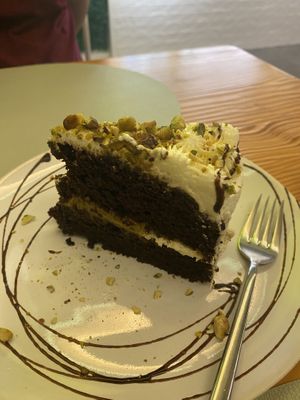 Choco Pistazie Cake  at Mundo Vegan - Vegan World in Funchal