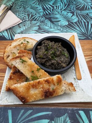 Olivendip mit Brot   at Mundo Vegan - Vegan World in Funchal