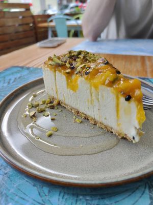 Passion fruit and pistachio cheese cake at Mundo Vegan - Vegan World in Funchal