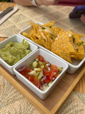 Guacamole and tortilla chips at Mundo Vegan - Vegan World in Funchal