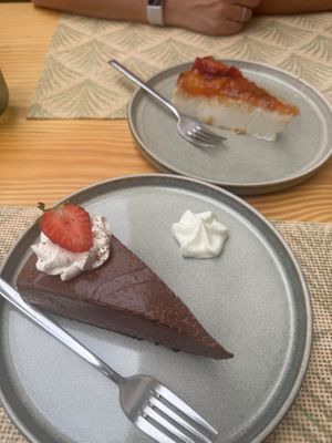 Peach cheesecake and chocolate mousse  at Mundo Vegan - Vegan World in Funchal