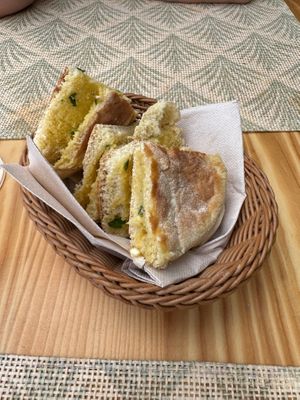 Garlic bolo de caco at Mundo Vegan - Vegan World in Funchal