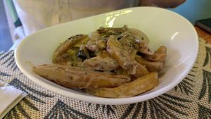 Fries with mushrooms and oregano and garlic at Mundo Vegan - Vegan World in Funchal