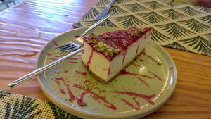 Strawberry and pistachio cheesecake at Mundo Vegan - Vegan World in Funchal