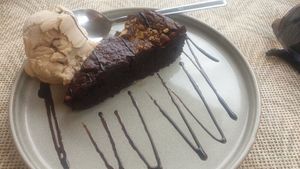 Brownie with peanut butter ice-cream at Mundo Vegan - Vegan World in Funchal