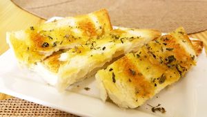 Überteuertes wenn auch leckeres Toast-Knoblauch-Brot at Mundo Vegan - Vegan World in Funchal