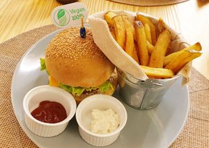 Beyond-Burger mit extrem leckeren Pommes at Mundo Vegan - Vegan World in Funchal