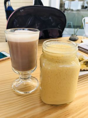 Hot chocolate and Sunflower Smoothie at Mundo Vegan - Vegan World in Funchal