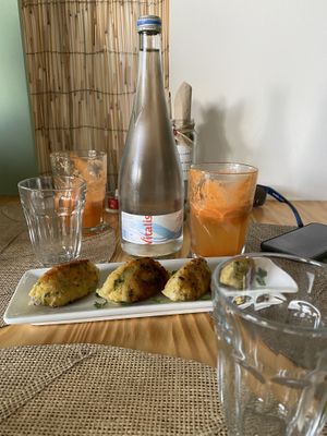 Lovely starters with delicious juices  at Mundo Vegan - Vegan World in Funchal