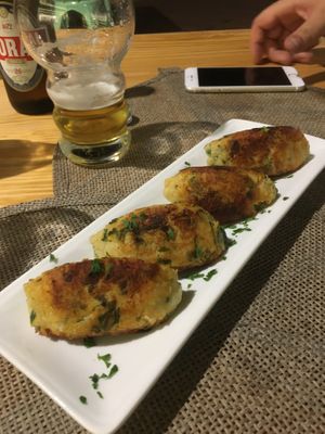 Pataniscas de “bacalhau" at Mundo Vegan - Vegan World in Funchal