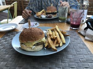 Burger Parisians (and behind burger be kind) at Mundo Vegan - Vegan World in Funchal