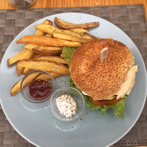 Umami burger and chips  at Mundo Vegan - Vegan World in Funchal