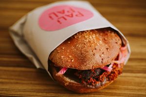 TORTA DE COCHINITA: Torta de cochinita de soya con frijoles refritos y salsa xnipec (cebolla morada encurtida con orègano y habanero).  at Pali Pali del Valle in Mexico City