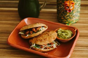 GORDITAS DE CHICHARRON: Gorditas de maíz criollo nixtamalizado rellena de chicharron de seitan ( proteina de trigo), preparadas con lechuga, cebolla morada, cilantro y limón.  at Pali Pali del Valle in Mexico City