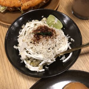 Muy rico. La torta de quinoa y setas a la Vizcaína es imperdible, sobretodo en esta temporada. Hay bebidas tradicionales y los esquites deliciosos.  at Pali Pali del Valle in Mexico City