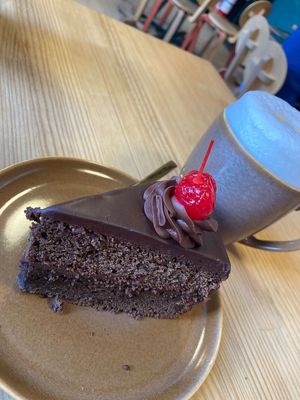 El pastel de chocolate fue maravilloso, tenía un buen balance entre el dulzor pues había diferentes intensidades de chocolate (el café igual muy rico✨️❤️) at Pali Pali del Valle in Mexico City
