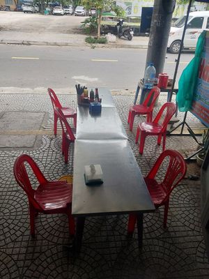 Outside tables at Tue Tam in Da Nang