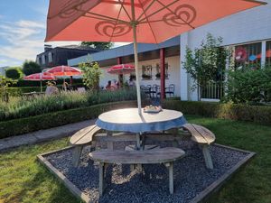 Outdoor seating at Friethuisje De Groene Rand in Aalter