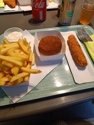 Klein frietje met veganaise, bamischijf en vegan kipcorn at Friethuisje De Groene Rand in Aalter