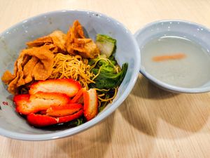 Wan ton noodles with soup at e Veg 益素食 - NorthPoint           in North Singapore
