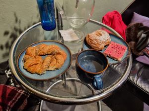 Godess tea, and three delicious sweets. Paid 13€ at Det Rene Brød - Rosenvængets Allé in Copenhagen