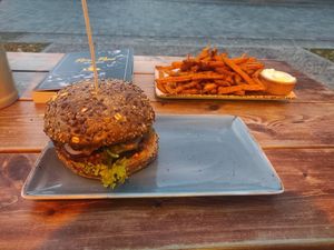 Crunchy Chicken mit Basilikum-Mayo inklusive Süßkartoffelpommes mit Trüffeldip at Peter Pane - Leuchtturm in Rostock