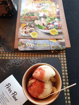 Vegan vanilla icecream with strawberry sauce at Peter Pane - Leuchtturm in Rostock