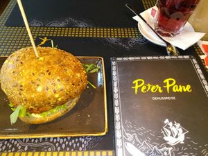 Veganer Burger "Weltreise" at Peter Pane - Leuchtturm in Rostock