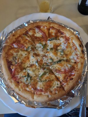 Vegetarian pizza with capsicum and mushrooms at Emerald in Nago