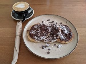 Xocolata negra pancakes i cafè amb llet vegetal at Savage in Figueres