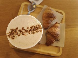 Chai latte amb llet de soja i croissants vegans at Savage in Figueres