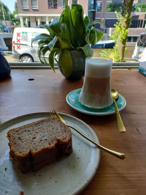 Banana bread / Latte macchiato at Back to Black - Weteringstraat in Amsterdam